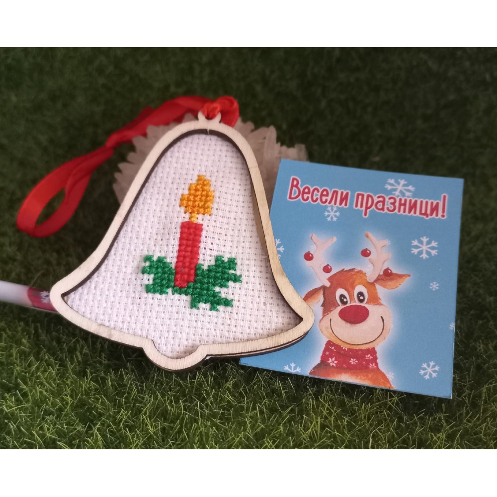 Коледна камбанка с бродерия на коледна свещ