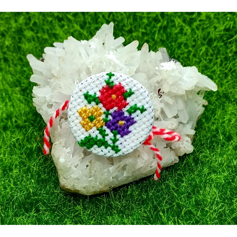 Бродирана мартеница -  брошка с пъстри цветя